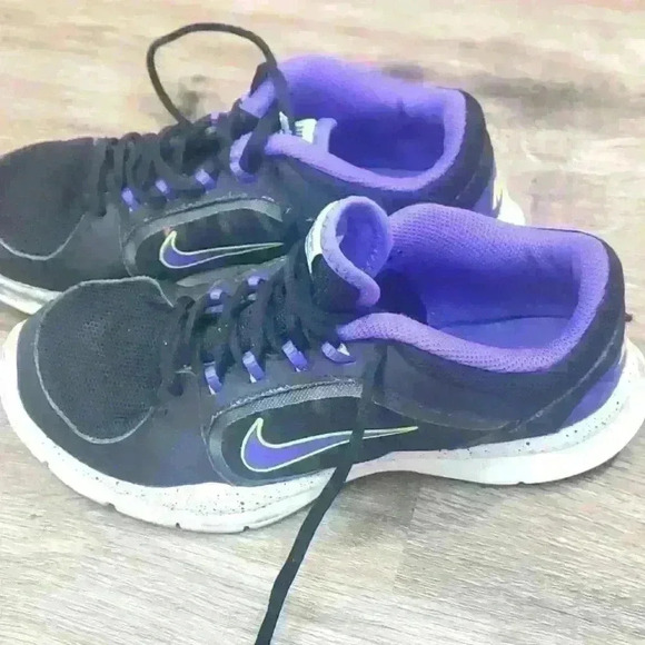 Nike Shoes - Women's Nike Shoes, Sz 6.